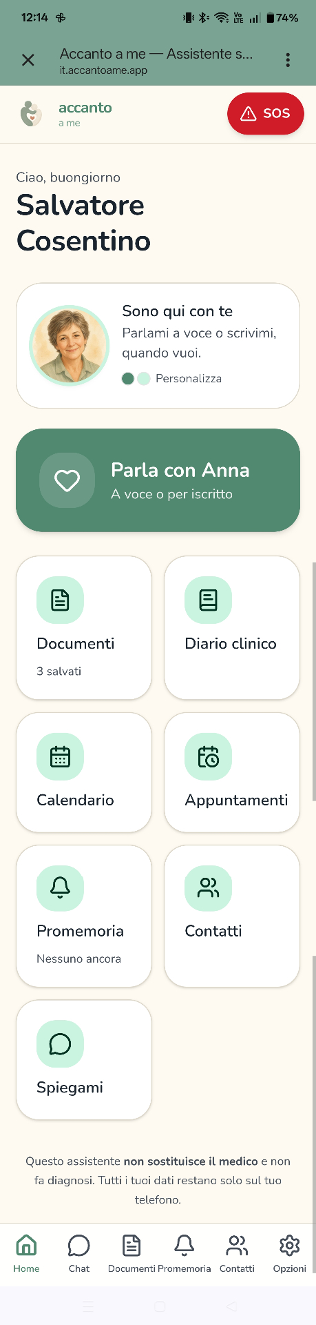 Schermata Home di Accanto a me con saluto, assistente e riquadri delle funzioni